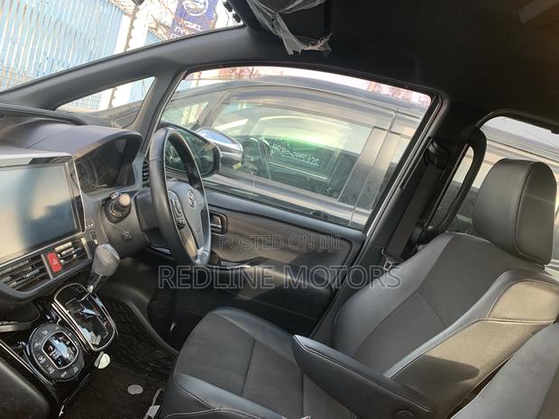 Toyota Noah 1.8 FWD Hybrid (7 seater) 2018 White