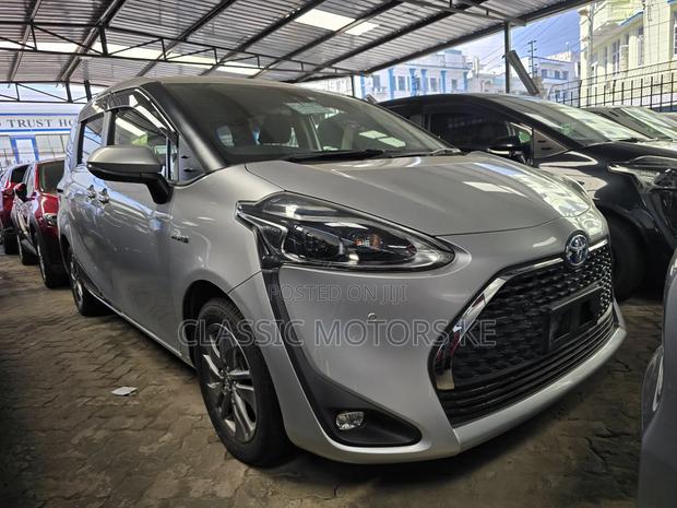 Toyota Sienta 1.5 Hybrid FWD 2019 Silver