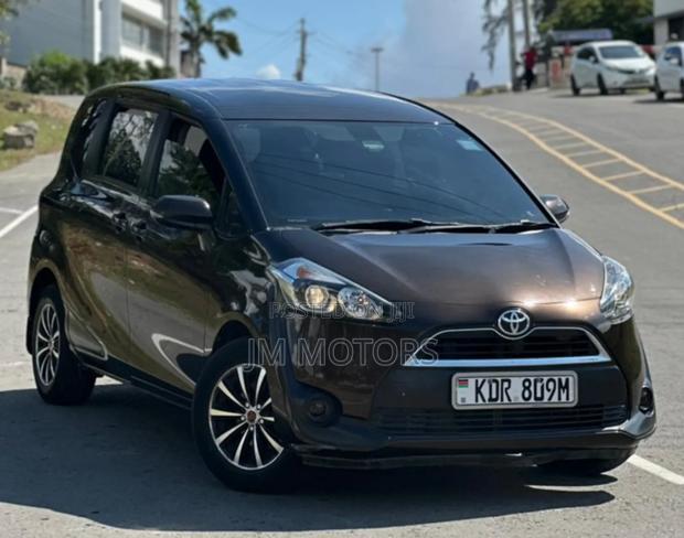 Toyota Sienta 2018 Brown