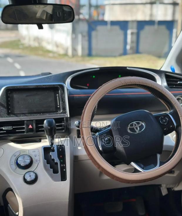 Toyota Sienta 2018 Brown