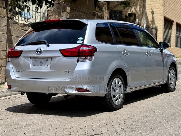 Toyota Corolla Fielder 1.5 Hybrid FWD 2018 Silver