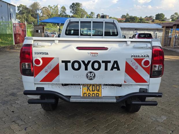 Toyota Hilux 2024 White