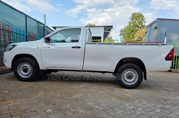 Toyota Hilux 2024 White