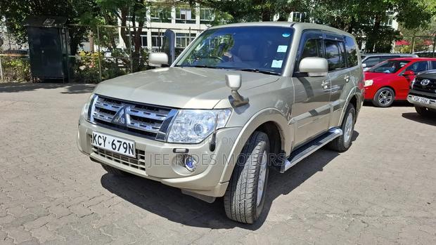 Mitsubishi Pajero 3.0 2012 Beige