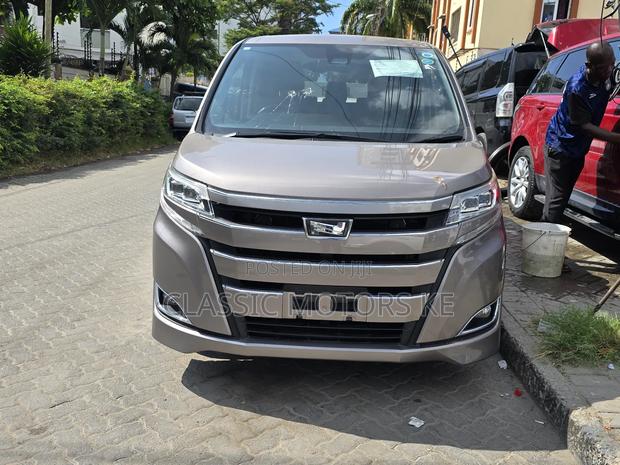 Toyota Noah 2.0 FWD (8 Seater) 2019 Gold