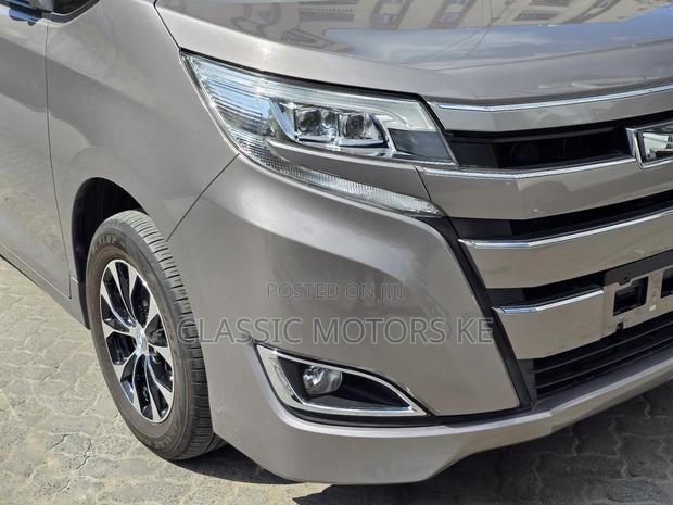 Toyota Noah 2.0 FWD (8 Seater) 2019 Gold