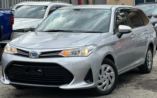 Toyota Corolla Fielder 1.5 Hybrid FWD 2018 Silver