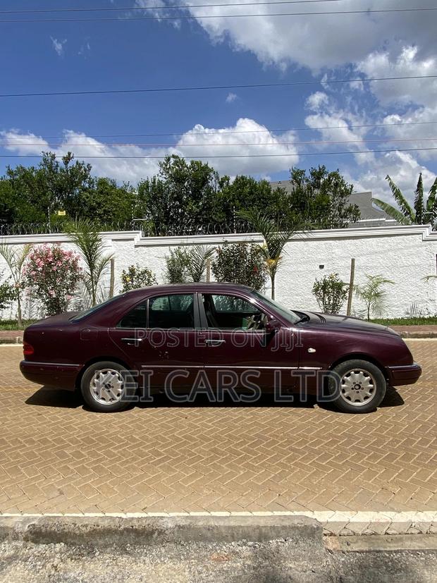 Mercedes-Benz E200 1998 Maroon