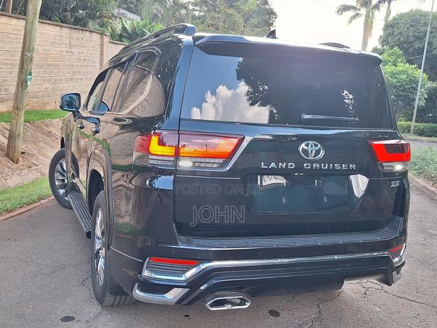 Toyota Land Cruiser LC300 2023 Black