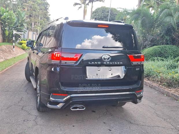 Toyota Land Cruiser LC300 2023 Black