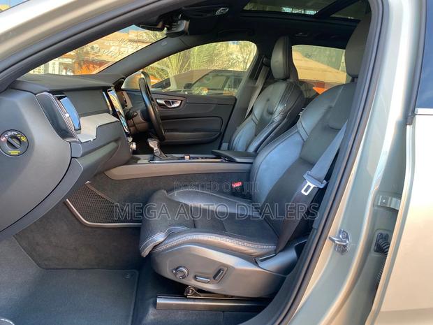 Volvo XC60 2018 Gold