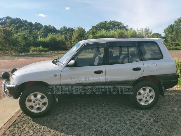 Toyota RAV4 Base 4x4 1996 White