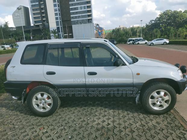 Toyota RAV4 Base 4x4 1996 White