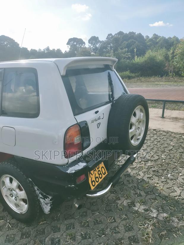Toyota RAV4 Base 4x4 1996 White