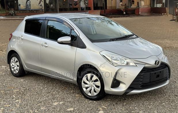 Toyota Vitz 2018 Silver