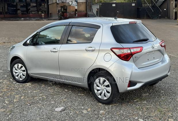 Toyota Vitz 2018 Silver