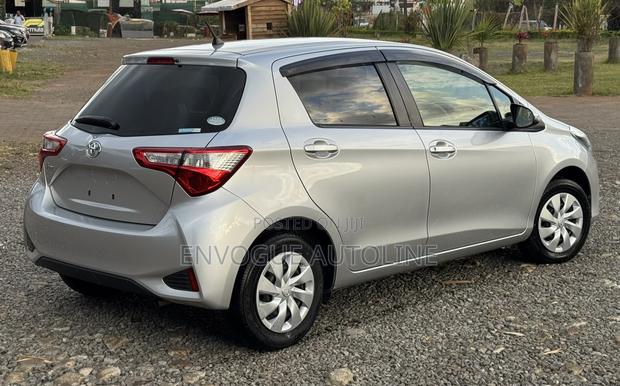 Toyota Vitz 2018 Silver
