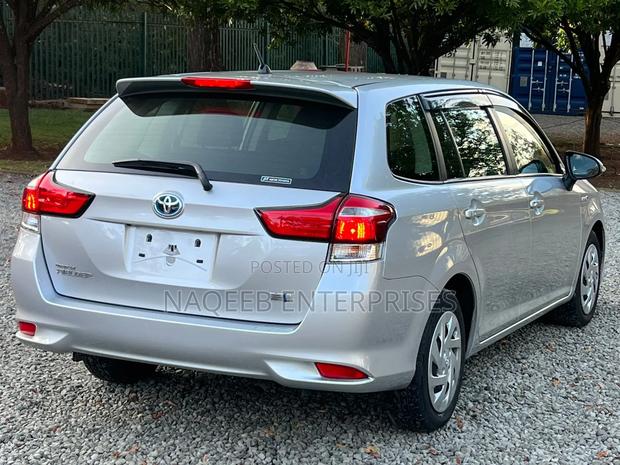 Toyota Corolla Fielder 1.5 Hybrid FWD 2018 Silver
