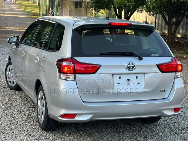 Toyota Corolla Fielder 1.5 Hybrid FWD 2018 Silver