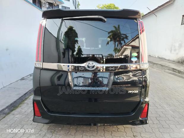 Toyota Noah 2.0 FWD (8 Seater) 2019 White