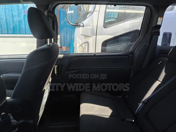 Toyota Esquire 2.0 AWD (8 seater) 2018 Silver