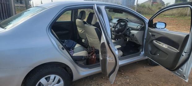 Toyota Belta 2011 Silver