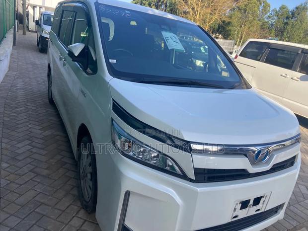 Toyota Voxy 2018 White