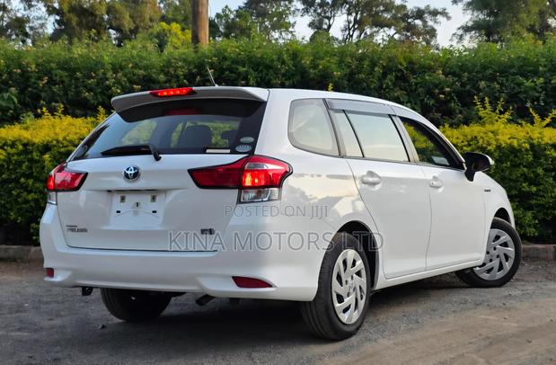 Toyota Corolla Fielder 1.5 Hybrid FWD 2018 White