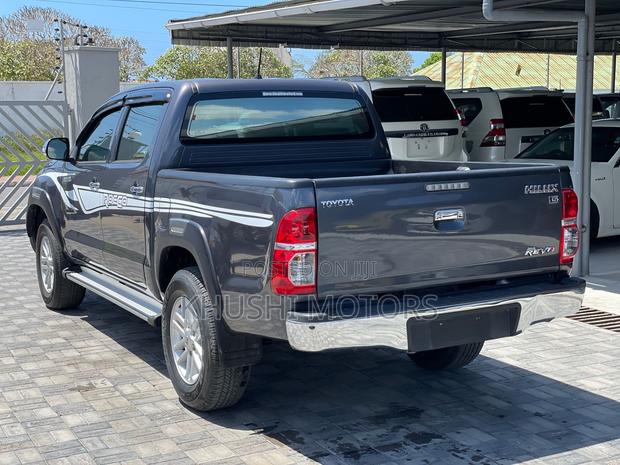 Toyota Hilux 2015 Gray