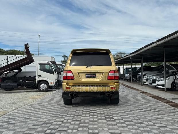 Toyota Land Cruiser 2006 Gold