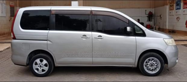 Nissan Serena 2009 Silver