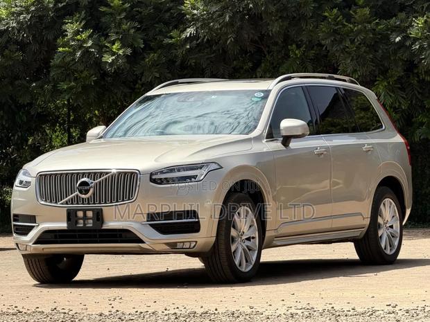 Volvo XC90 T5 Momentum AWD (2.0L 4cyl 8A) 2017 Gold