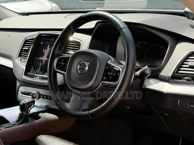 Volvo XC90 T5 Momentum AWD (2.0L 4cyl 8A) 2017 Gold