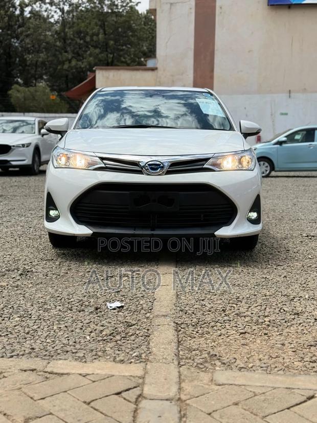 Toyota Corolla Fielder 1.5 Hybrid FWD 2018 White
