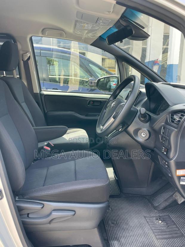 Toyota Voxy 2019 Silver