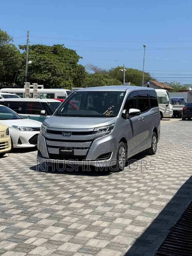 Toyota Noah 2018 Silver