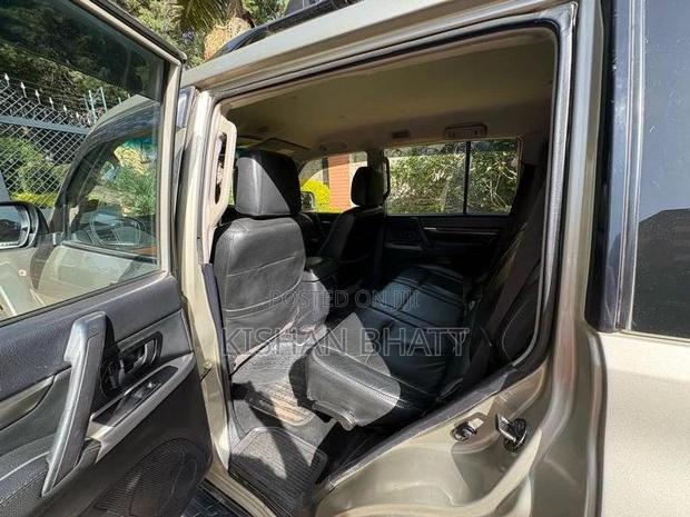 Mitsubishi Pajero 2010 Gold