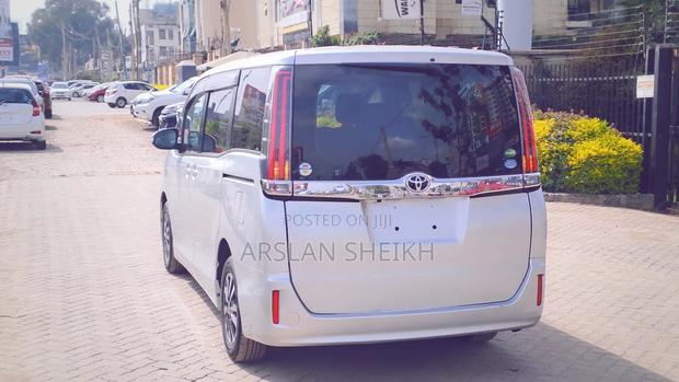 Toyota Noah 2018 Silver