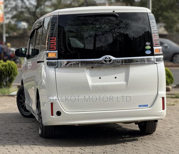 Toyota Voxy 2018 White