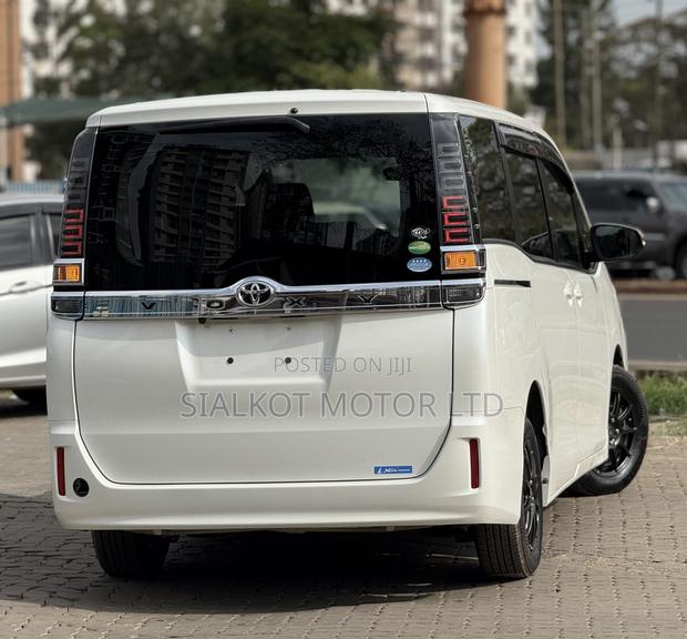 Toyota Voxy 2018 White