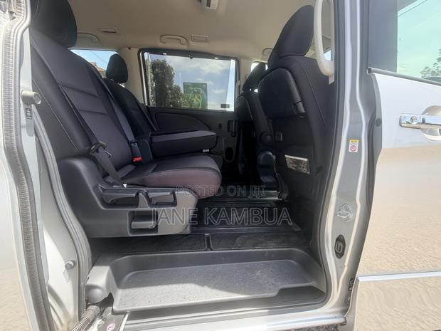 Nissan Serena 2018 Silver