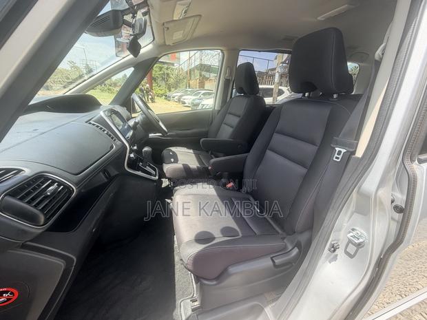 Nissan Serena 2018 Silver