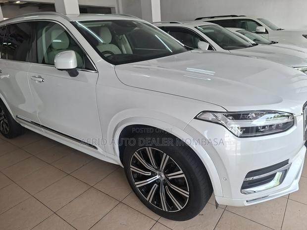 Volvo XC90 T5 Momentum 2022 White