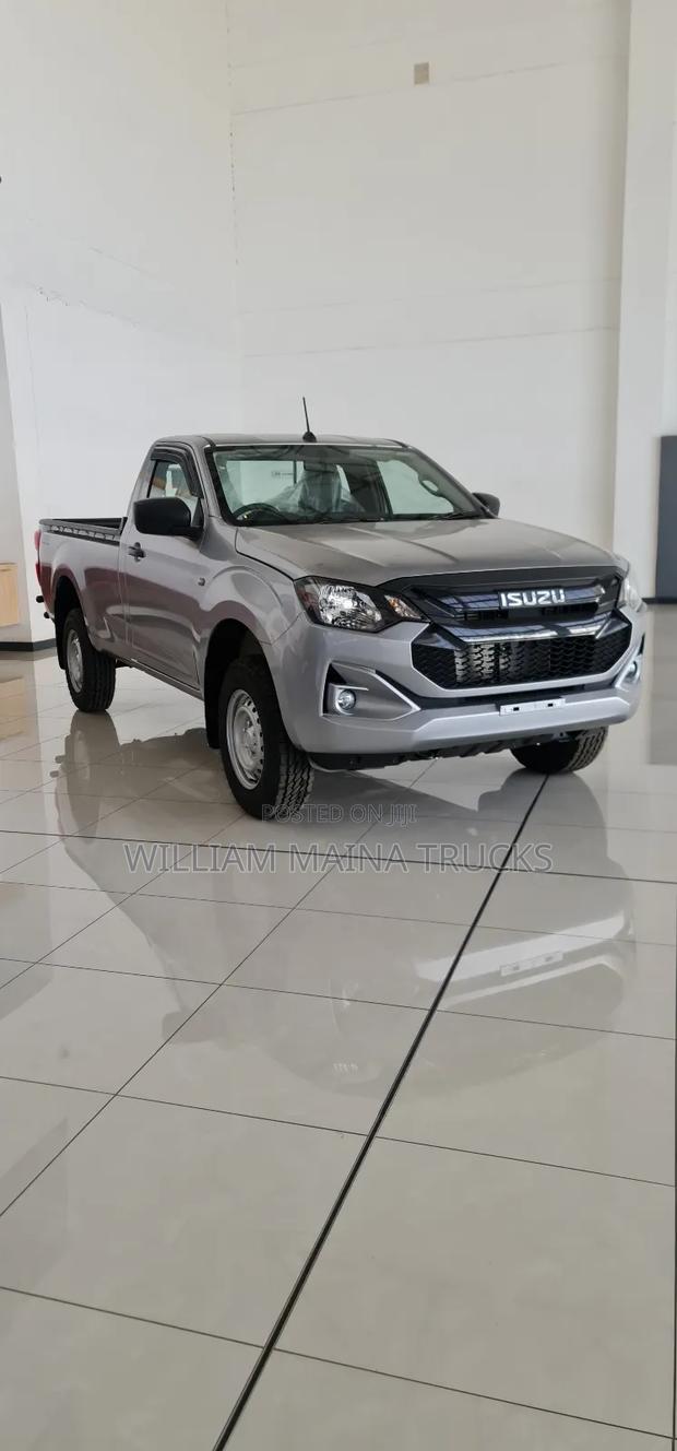 New Isuzu D-MAX 2026 Silver