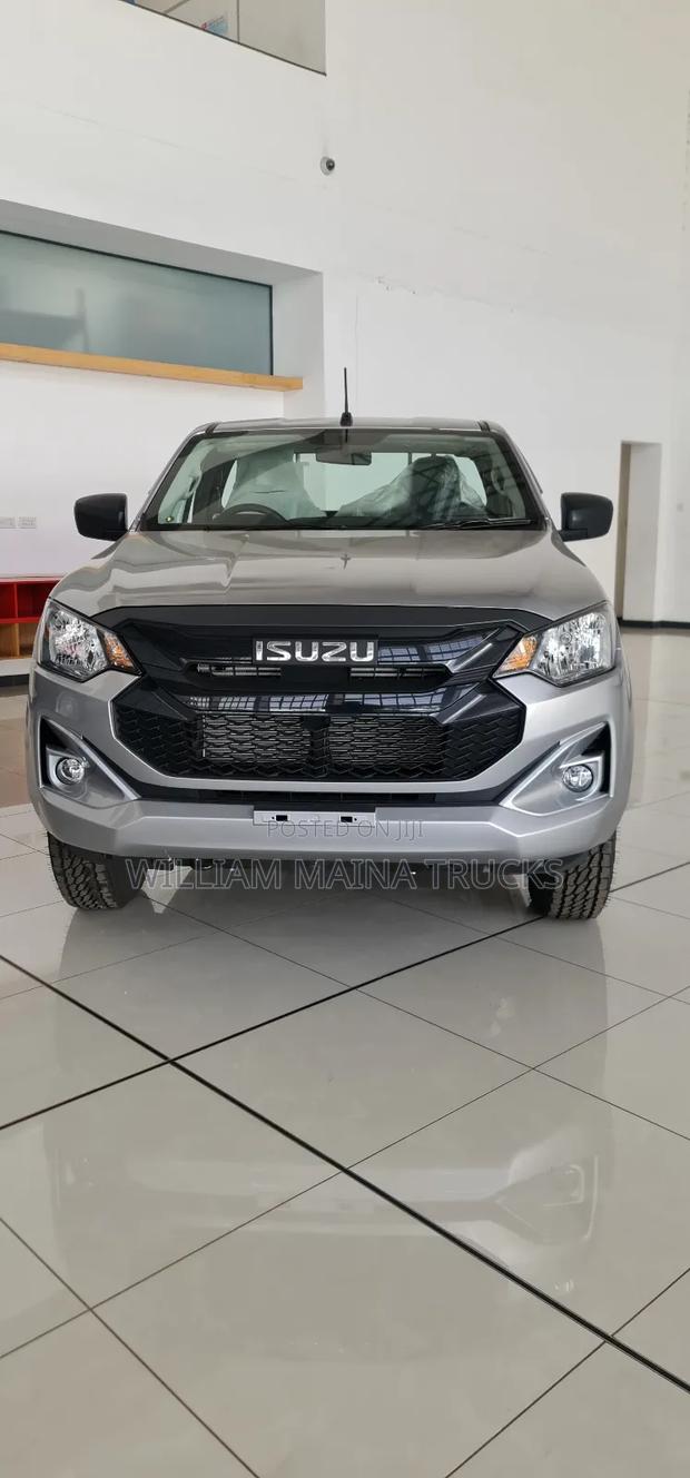 New Isuzu D-MAX 2026 Silver