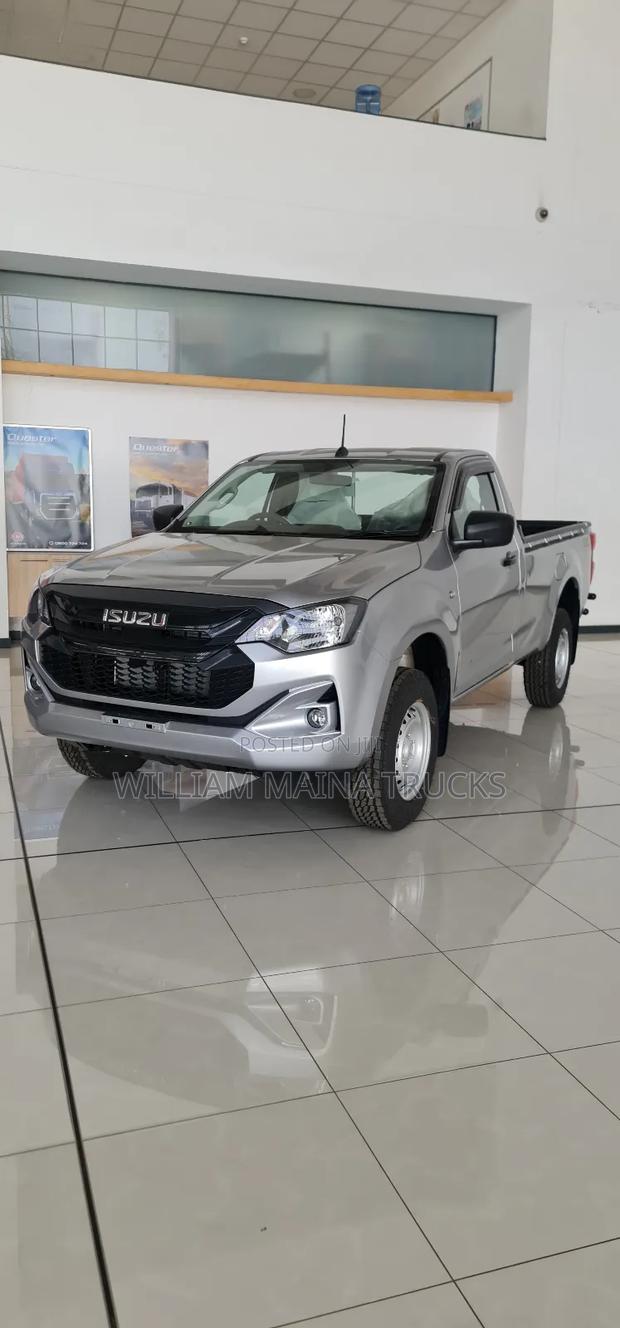 New Isuzu D-MAX 2026 Silver