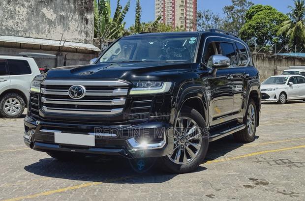 Toyota Land Cruiser LC300 2023 Black