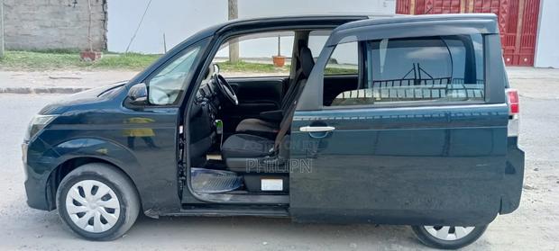 Toyota Porte 2018 Blue