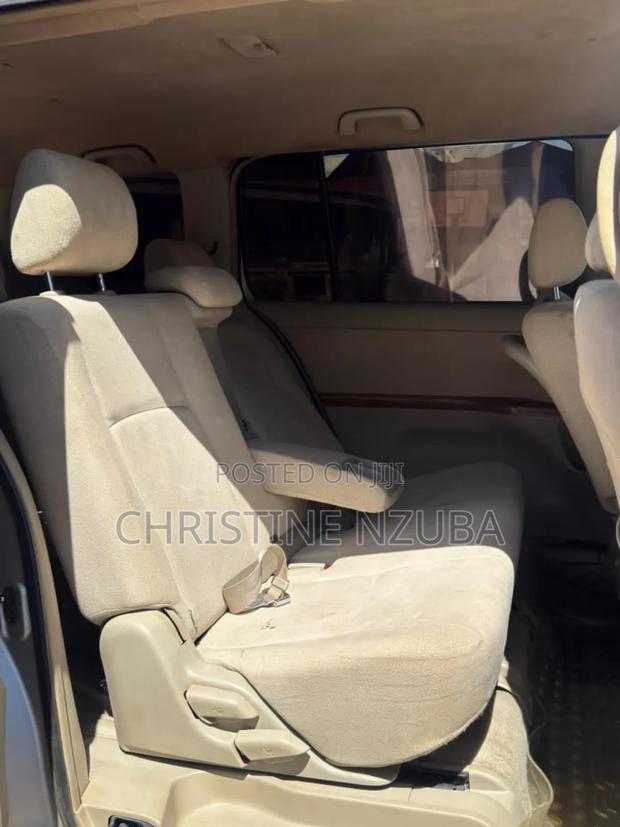 Toyota ISIS 1.8 Platana 2WD 2010 Silver