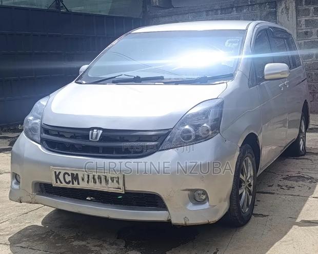 Toyota ISIS 1.8 Platana 2WD 2010 Silver